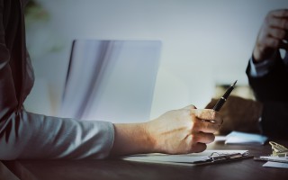 男子去世信用卡欠5万8（欠信用卡的钱死了父母用还债么）
